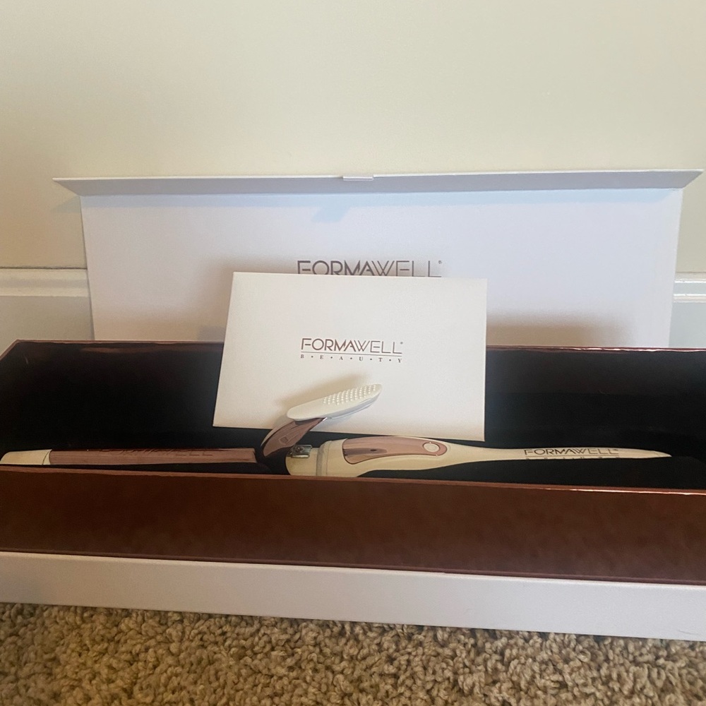 Formawell Kendall Jenner 1 inch Hair Curler with White and Gold Accents